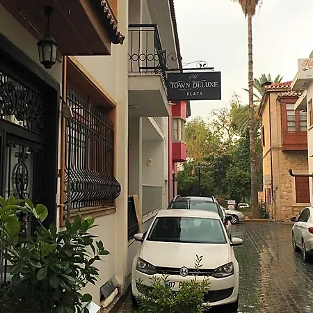Old Town Deluxe Flats