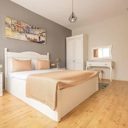 Апарт-отель Old Town Deluxe Flats 4*