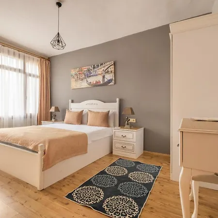 Old Town Deluxe Flats 3*