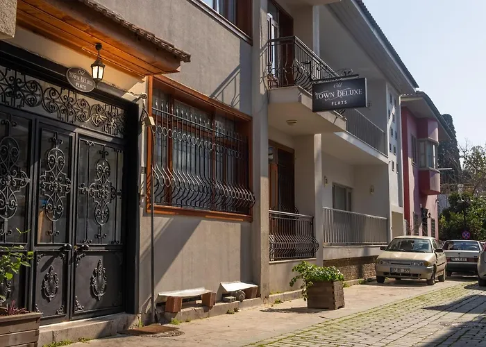 Old Town Deluxe Flats